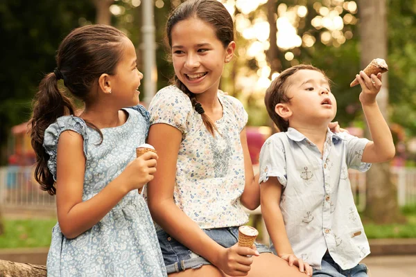 Groep Van Indonesische Kinderen Lekker Ijs Buiten Zitten — Stockfoto