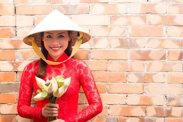 Mujer Asiática Con Vestido Encaje Rojo Sombrero Cónico Sosteniendo Las —  Fotos de Stock