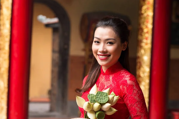 身穿红蕾丝连衣裙 手捧鲜花的迷人亚洲女子肖像 — 图库照片