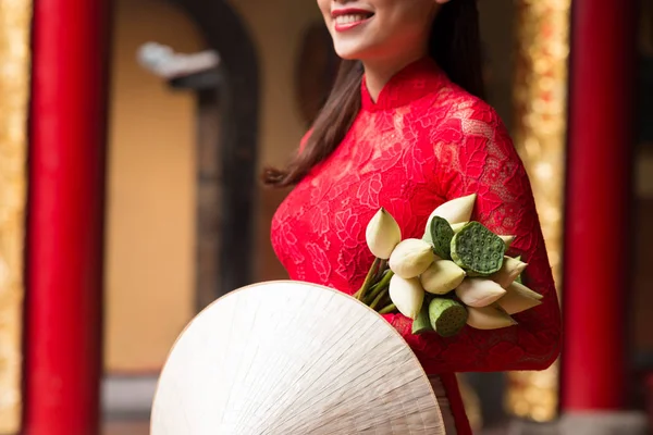 Frau Trägt Rotes Spitzenkleid Und Hält Kegelförmigen Hut Und Blumenstrauß — Stockfoto