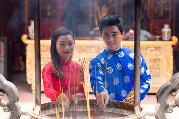 Hübsches Vietnamesisches Paar Traditionellen Kostümen Und Zündet Räucherstäbchen Während Tempel — Stockfoto