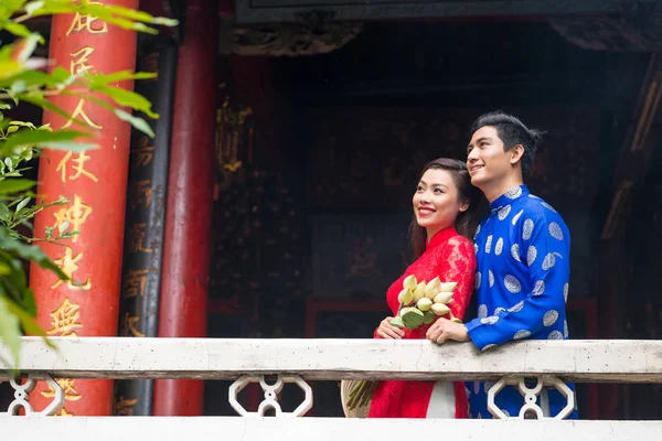 Amante Pareja Asiática Vestida Con Trajes Tradicionales Disfrutando Pintorescas Vistas — Foto de Stock