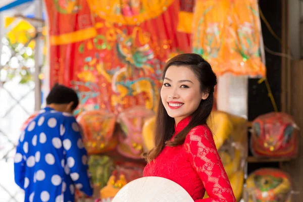 カメラ目線の赤のレースのドレスを着ている美しいアジアの女性 — ストック写真