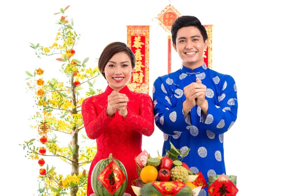 欢快的亚洲情侣看着相机用手手势祝贺农历新年 — 图库照片