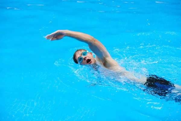 Deportista Con Gafas Nadando Piscina Con Agua Azul — Foto de Stock