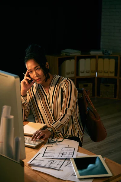 Cansado Asiático Negocios Dama Trabajando Ordenador Oscuro Oficina —  Fotos de Stock