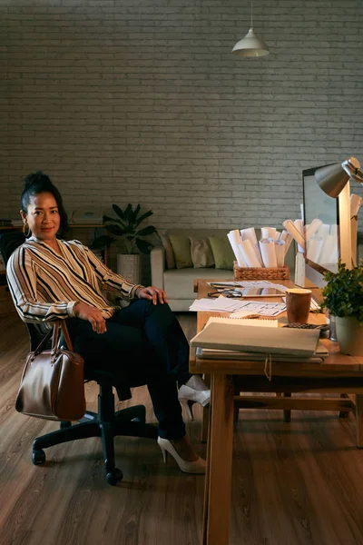 Retrato Una Mujer Negocios Sonriente Sentada Mesa Oficina Arquitectura — Foto de Stock