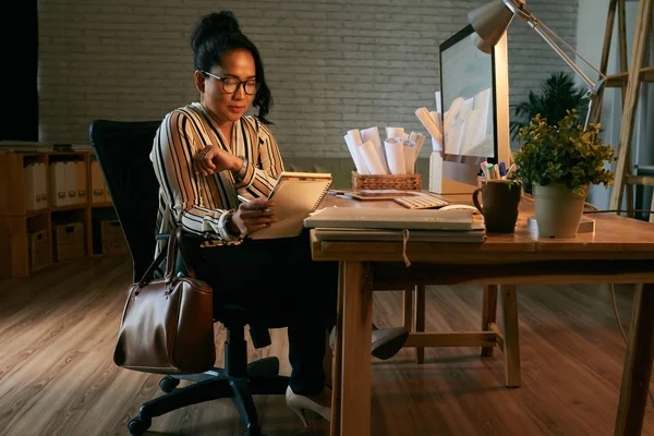 Mujer Negocios Indonesia Escribiendo Sus Ideas Planes Bloc Notas — Foto de Stock
