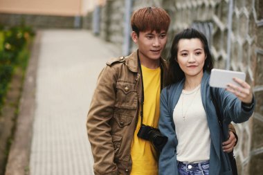 Selfie açık havada almak Vietnamca genç çift sarılma