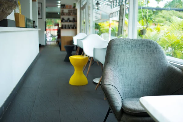 空の椅子とコーヒー ショップのウィンドウでテーブル — ストック写真