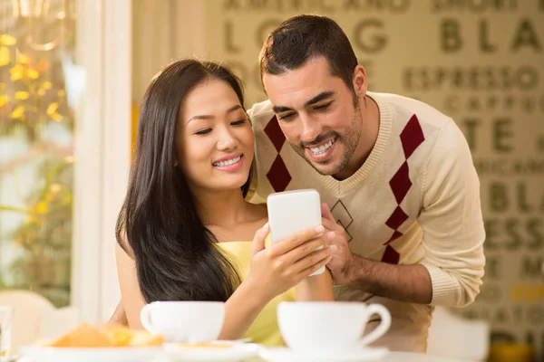 Linda Jovem Vietnamita Mostrando Fotos Seu Telefone Inteligente Para Namorado — Fotografia de Stock