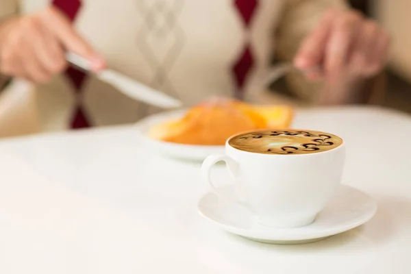 Coupe Cappuccino Sur Table Visiteur Café — Photo