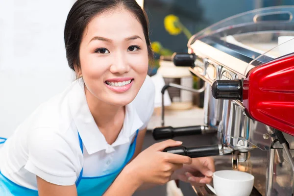 Schön Asiatische Weibliche Barista Machen Tasse Kaffee — Stockfoto
