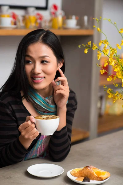 コーヒー ショップに座ってカフェラテのカップを持つベトナムの若い女性の肖像画 — ストック写真
