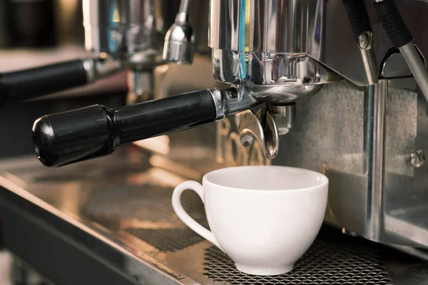 コーヒー マシンの磁器カップのクローズ アップ画像 — ストック写真