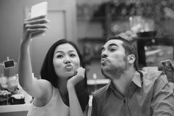 Foto Blanco Negro Pareja Hablando Selfie Juntos Cafetería —  Fotos de Stock