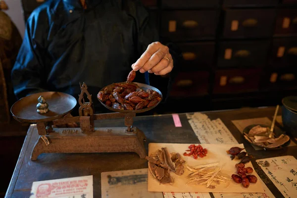 Traditionell Asiatisk Apotekare Anställd Viktning Torkade Bär — Stockfoto