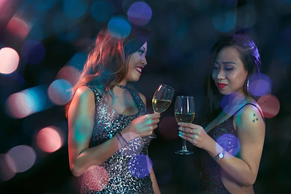 Hübsche Vietnamesische Frauen Trinken Weißwein Bei Party Nachtclub — Stockfoto