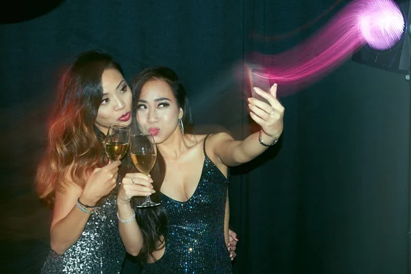 Asiático Jovens Mulheres Tomando Selfie Clube Noturno — Fotografia de Stock