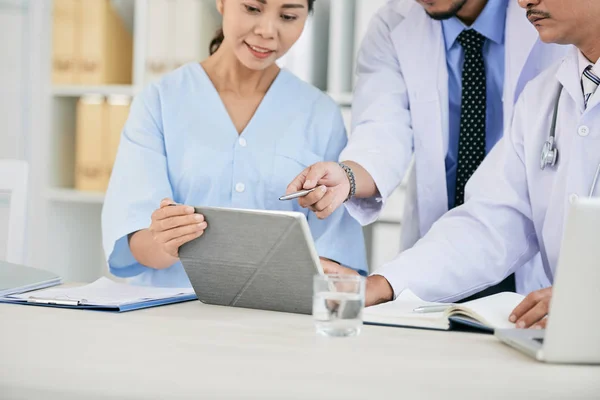 Equipe Médica Vietnamita Discutindo Informações Sobre Tablet — Fotografia de Stock