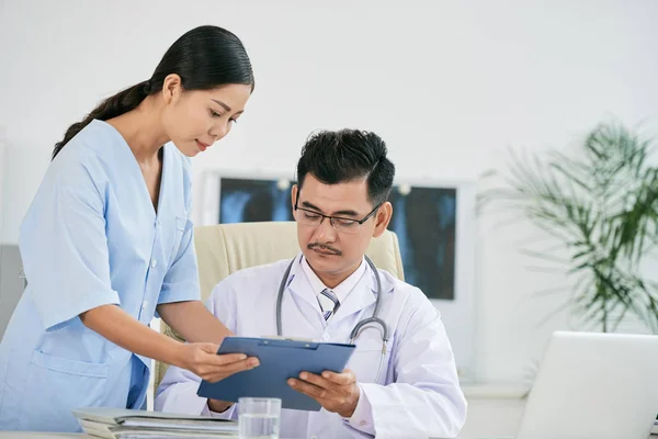 Krankenschwester Bringt Krankengeschichte Zum Arzt — Stockfoto