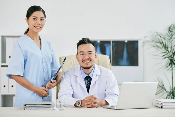 Porträt Einer Fröhlichen Vietnamesischen Ärztin Und Krankenschwester — Stockfoto