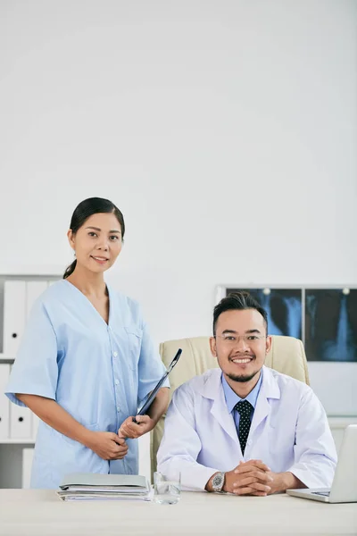 Sorridente Medico Vietnamita Infermiera Studio Medico — Foto Stock
