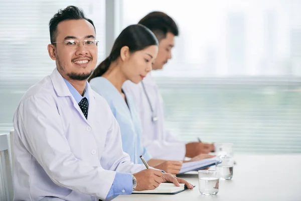 Fröhlicher Vietnamesischer Arzt Macht Sich Während Der Konferenz Notizen — Stockfoto