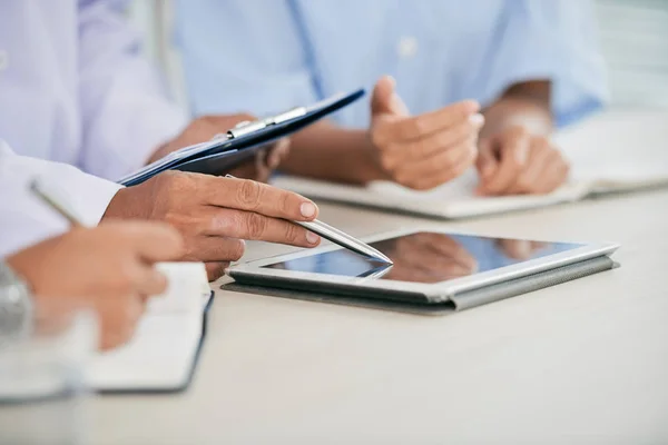 Close Beeld Van Gezondheidswerkers Informatie Digitale Tablet Bespreken — Stockfoto