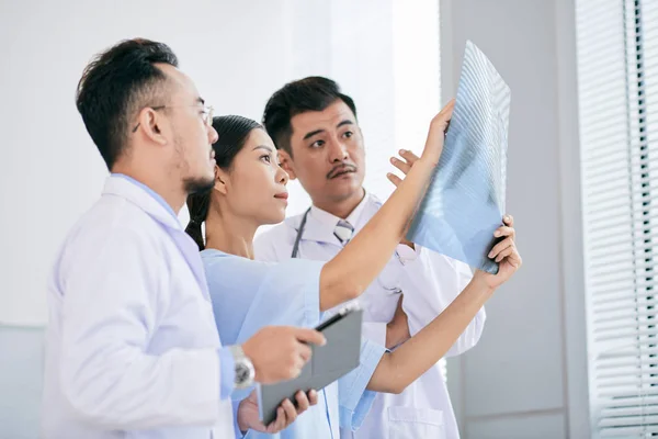 Medisch Team Bespreken Ray Van Patiënt — Stockfoto