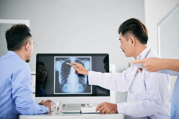 Arzt Erklärt Patientin Die Ergebnisse Der Röntgenuntersuchung Der Brust — Stockfoto