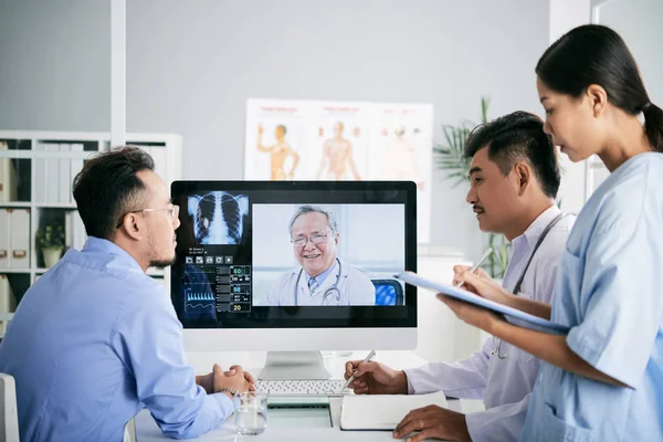 Asiatiska Medicinska Praktikanter Rådfråga Läkare Online — Stockfoto