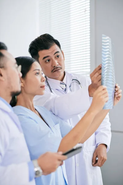 Ärzteteam Diskutiert Röntgenbild Des Patienten — Stockfoto