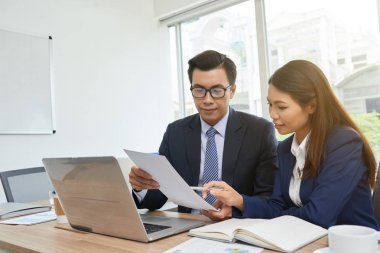 Vietnamca iş takım raporu toplantısında analiz