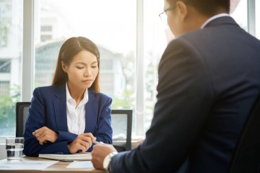 Sözleşmeyi imzalamadan önce dikkatle okuduktan oldukça Vietnam iş kadını