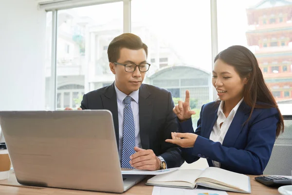 Hübsche Geschäftsfrau Erzählt Beim Meeting Ihren Mitarbeitern Von Ihren Ideen — Stockfoto