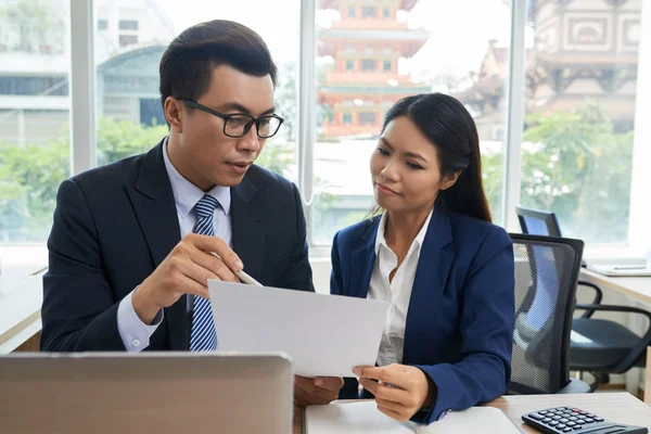 Vietnamese Businessman Explaining Data Document Coworker — Stock Photo, Image