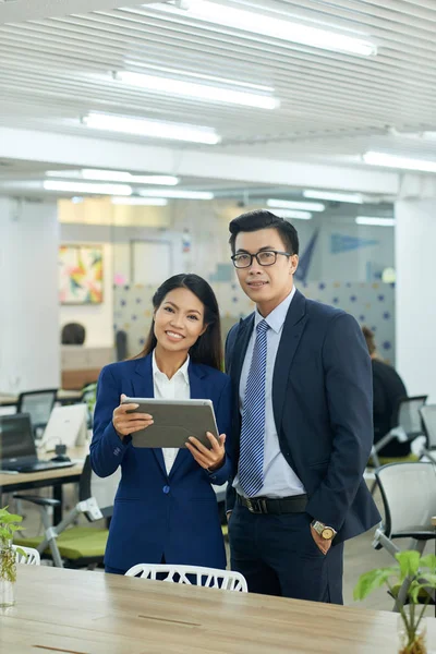 幸福的越南商务情侣在现代办公室 — 图库照片