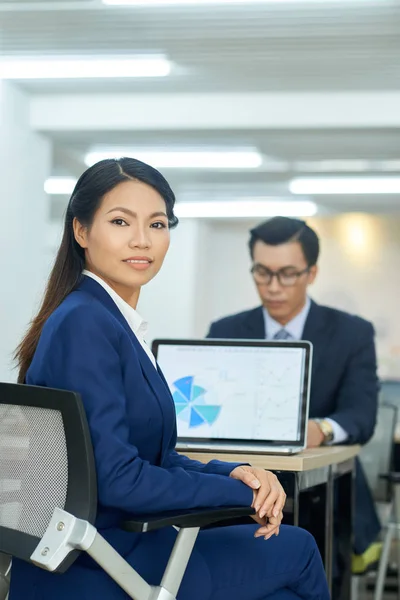 Pretty Young Business Lady Her Workplace Turning Back Looking Camera — Stock Photo, Image