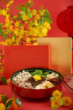 Tet Bayramı kutlama için çeşitli lezzetli atıştırmalıklar ile kase