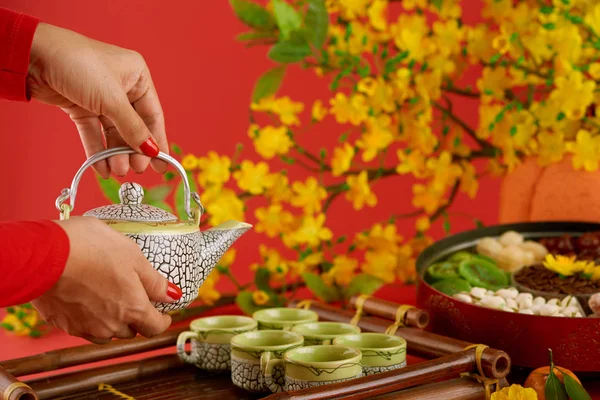 Hands Woman Pouring Green Tea Cups Table Served Tet — Stock Photo, Image