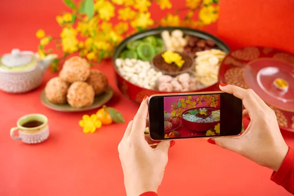 Žena Fotografování Čínský Nový Rok Potraviny Svém Smartphonu — Stock fotografie