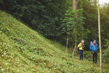 Vietnamca genç çift yeşil dağlarda hiking
