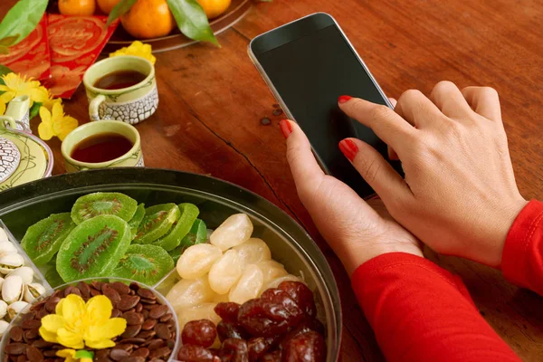 Närbild Bild Kvinna Äta Tet Snacks Och Applikationen Smartphone — Stockfoto