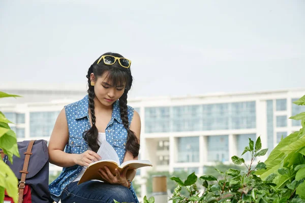 Student Zittend Een Bankje Voorbereiding Voor Examen — Stockfoto