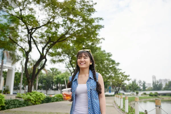 Sorridente Donna Vietnamita Con Tazza Plastica Freddo Che Cammina Strada — Foto Stock