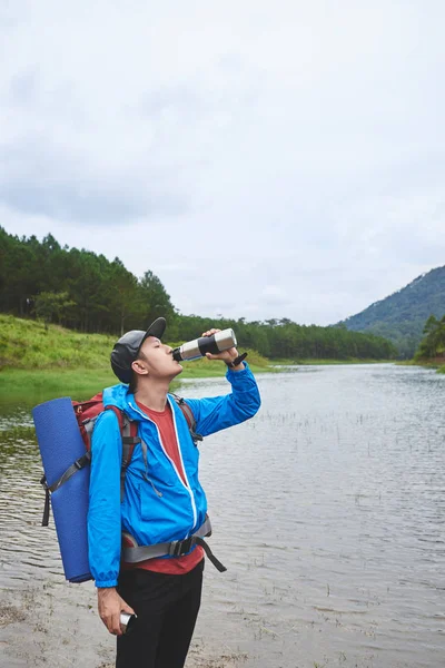 年轻的越南徒步旅行者喝茶从他的热水瓶 — 图库照片