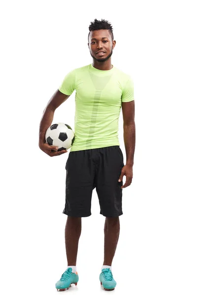 完全なハンサムなナイジェリアのサッカー選手 持株ボールの長さの肖像画を手に 白い背景で隔離 — ストック写真