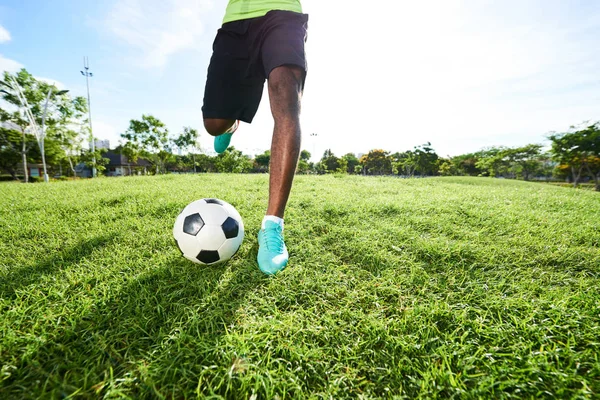 サッカーのフィールドでボールを実行しているプロのサッカー選手 — ストック写真