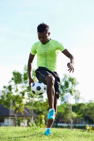 Retrato Comprimento Total Desportista Nigeriano Confiante Envolto Treinamento Futebol — Fotografia de Stock